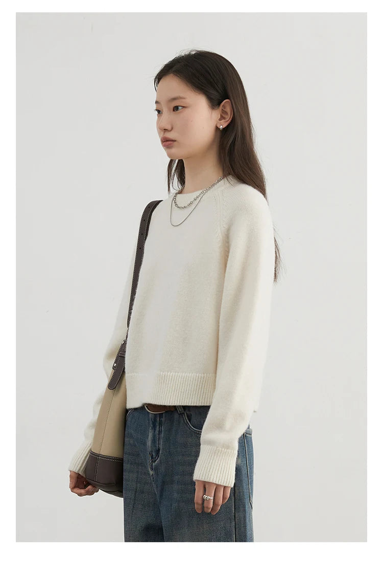 Cozy Loose Knitted Jumper with Raglan Sleeves, crafted from soft, luxurious fabric for ultimate comfort. This versatile piece features a flattering loose fit and stylish raglan sleeves, making it perfect for lounging at home or brunch outings. Available in