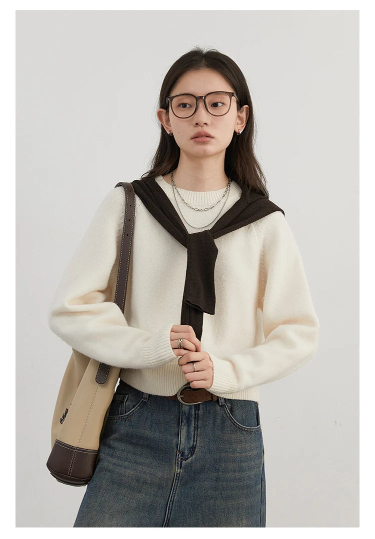 Cozy Loose Knitted Jumper with Raglan Sleeves, designed for ultimate comfort and style. This versatile wardrobe staple features soft, luxurious fabric and a flattering loose fit, perfect for lounging at home or brunch outings. Available in classic colors, it