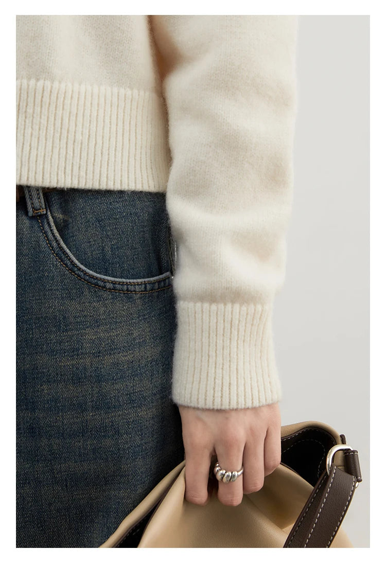 Cozy Loose Knitted Jumper with Raglan Sleeves, crafted from soft, luxurious fabric for ultimate comfort. This versatile piece features a flattering loose fit and breathable design, perfect for lounging or casual outings. Available in classic colors, it effortlessly enhances