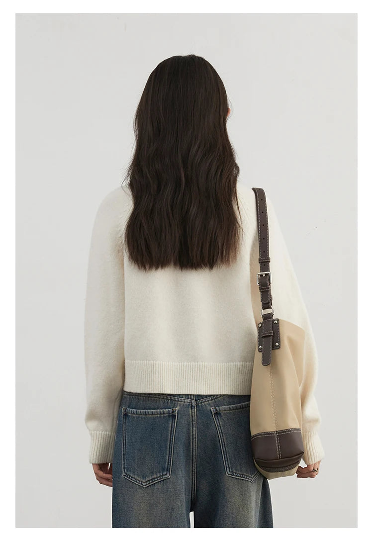 Cozy Loose Knitted Jumper with Raglan Sleeves, crafted from soft knitted fabric for a luxurious feel. This loose-fit design flatters every body shape while promoting breathability. Perfect for lounging at home or stylish brunch outings, it's available in