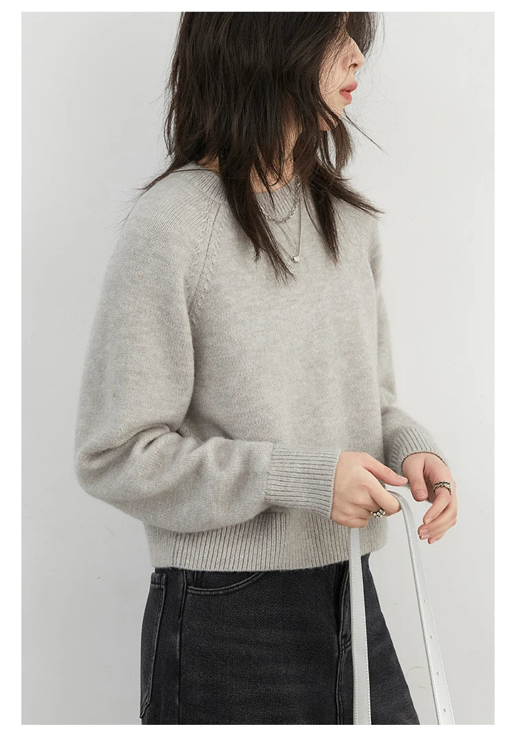 Cozy Loose Knitted Jumper with Raglan Sleeves: Embrace warmth and style with this must-have wardrobe staple. Crafted from soft, luxurious fabric, its loose fit flatters all body shapes, while raglan sleeves provide ultimate comfort. Available